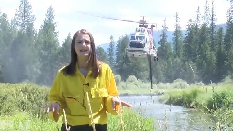 Periodista subestimó la potencia de un helicóptero que venía detrás y esto le pasó