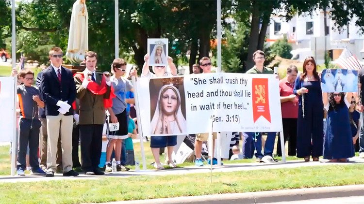 "El mal no tiene derechos": Cientos de católicos protestan contra una estatua satánica en EE.UU.