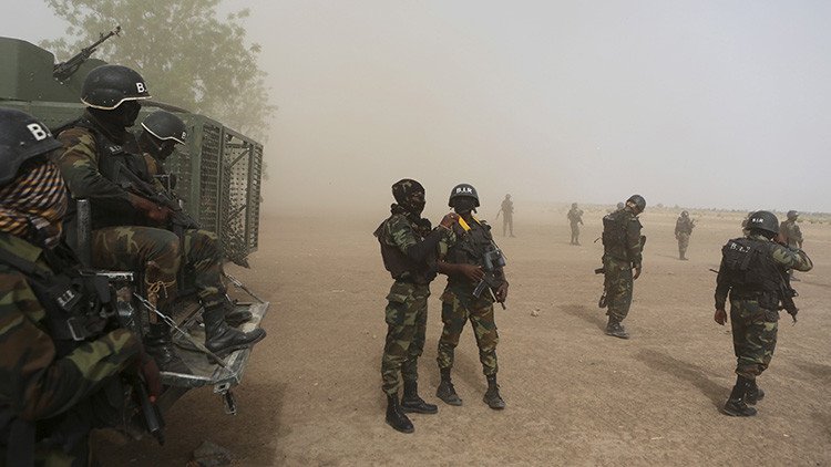 Camerún: Al menos un muerto y decenas de desaparecidos al volcar un barco militar con tropas élites