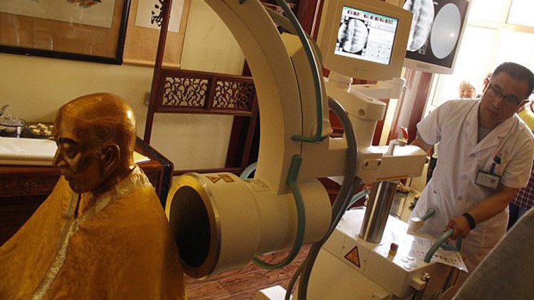 Sorprendente: momia milenaria bañada en oro tiene los órganos en excelente condición (VIDEO)