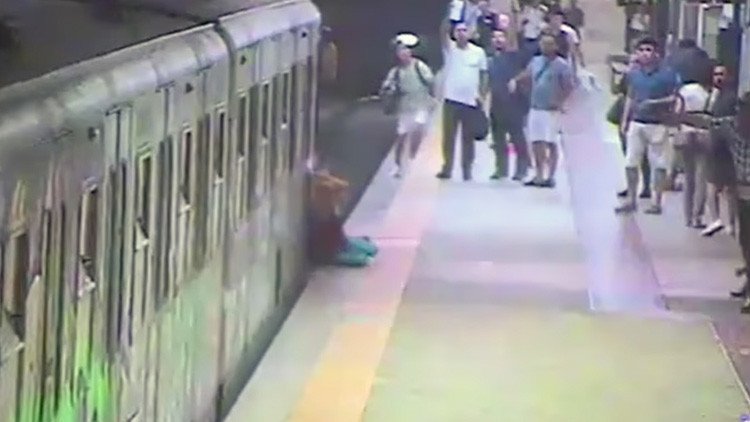 Una mujer es arrastrada por todo el andén del metro mientras el conductor comía (Video)