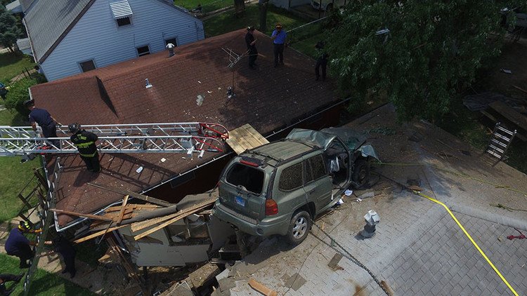 Un auto aterriza sobre una casa después de un extraño accidente en EE.UU. (videos, fotos)