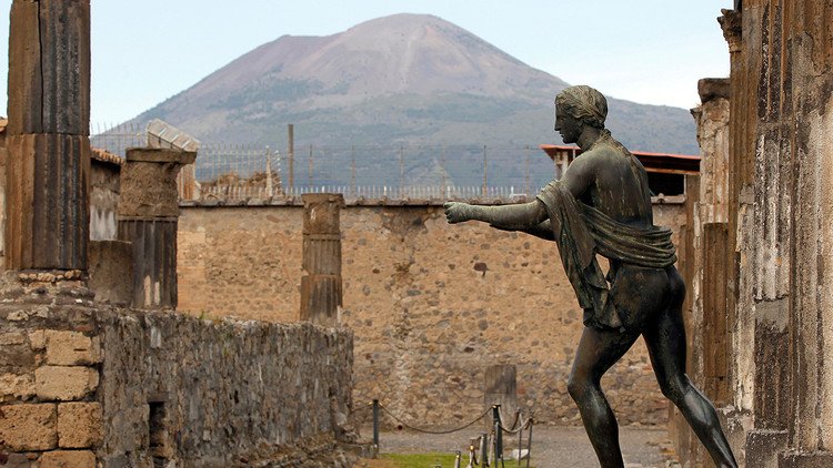 Detienen a un octogenario español que defecó en las ruinas de Pompeya