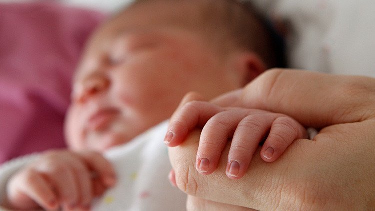 Una recién nacida muere a causa de un beso