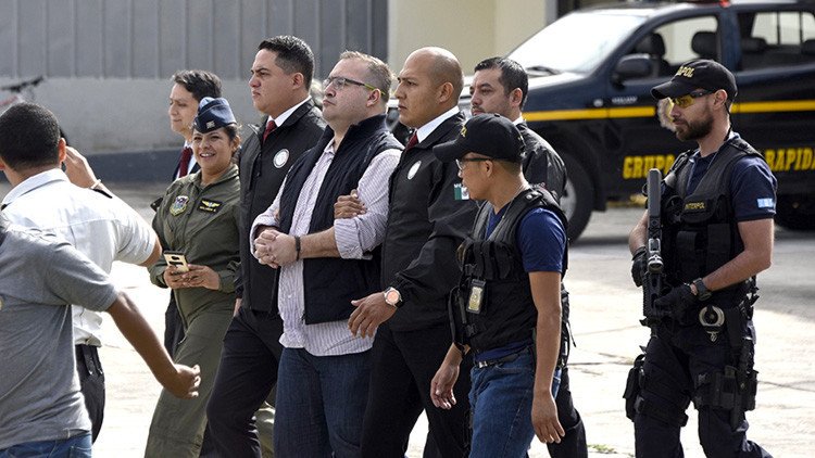 ¿Por qué le tapan los ojos al exgobernador mexicano en su extradición?