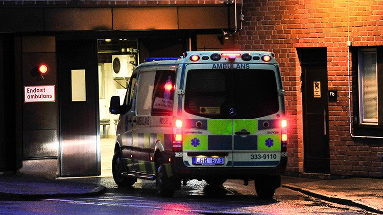 Un coche embiste a una multitud de peatones en Suecia
