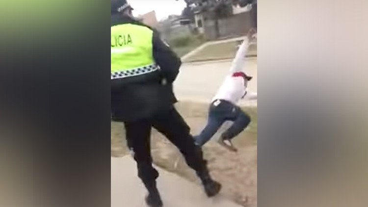 Video: Provoca a un policía y termina en el suelo de un terrible puñetazo