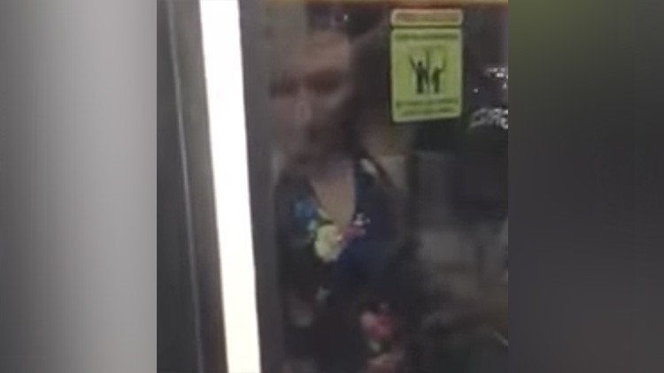 México: una mujer viaja colgada de una puerta del metro en Monterrey (VIDEO)