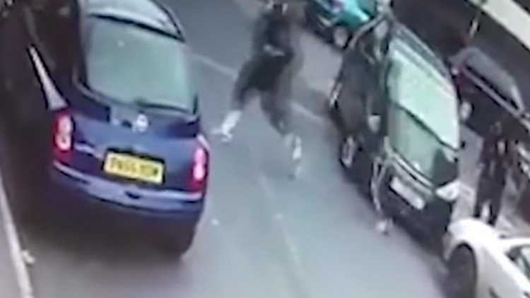 VIDEO: Captan un brutal ataque con machete en el Reino Unido