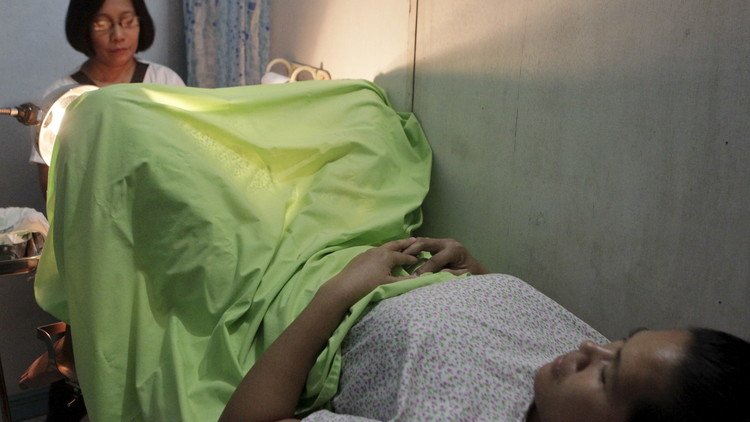 China: Una mujer muere tras abortar cuatro veces en un año porque su marido no quería niñas