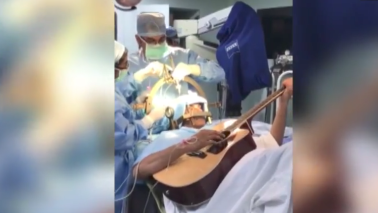 VIDEO: Paciente toca la guitarra mientras le realizan compleja operación de 7 horas en el cerebro