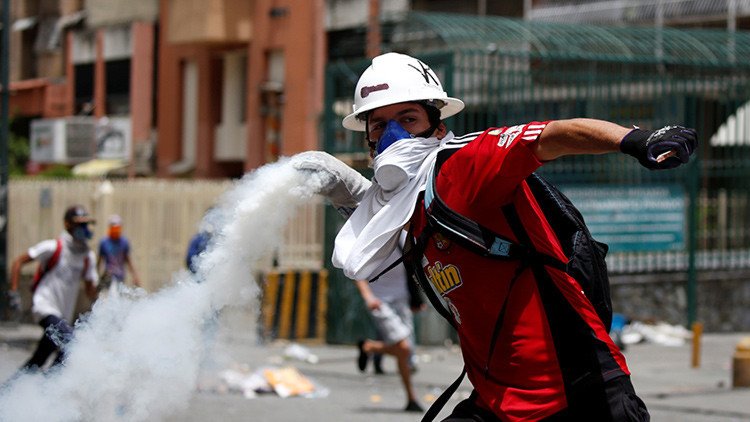 Opositores queman a otro hombre en Caracas: "Me confundieron con un chavista"