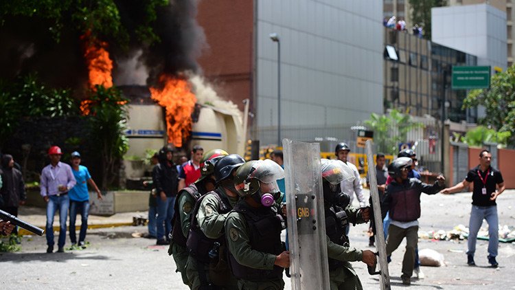 Grupos de choque de la oposición venezolana atacan sede de VTV en Caracas 