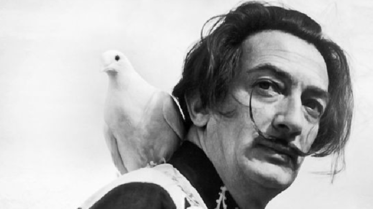 El bigote de Salvador Dalí sigue marcando las 10 y 10