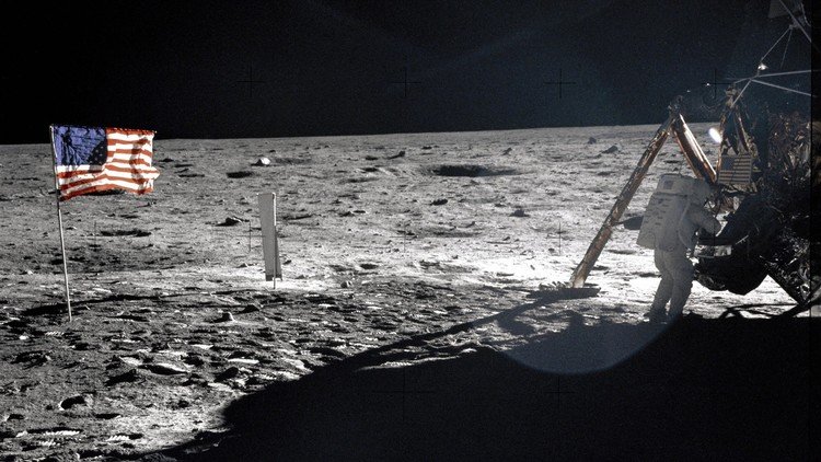 Subastan una bolsa usada por Neil Armstrong con restos de polvo lunar