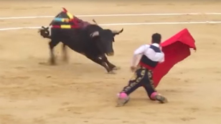 FUERTE VIDEO: dos toreros son corneados en la misma corrida en España