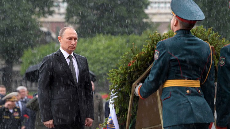 "No estoy hecho de azúcar": Putin explica por qué no usó paraguas en el emblemático video