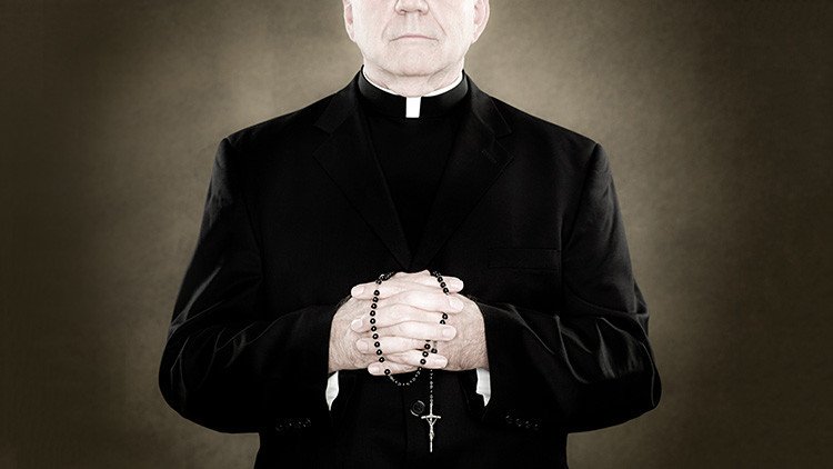 Investigarán a un sacerdote "travieso" que dice llevar siempre un condón "por si acaso" (VIDEO)