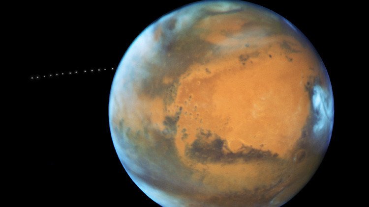 '¡Sorpresa!': La NASA capta sin querer a la diminuta Fobos orbitando Marte (VIDEO)