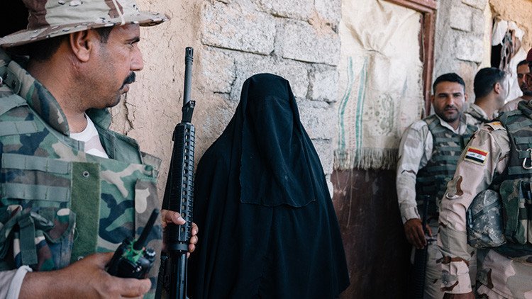 Maquillados y barbudos: yihadistas se hacen pasar por mujeres para huir de Mosul (FOTOS)
