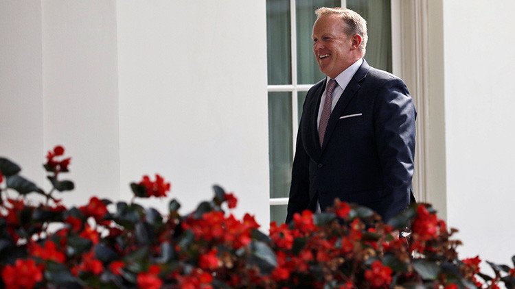 Infraganti: Sean Spicer, descubierto robando en la Casa Blanca tras su despido