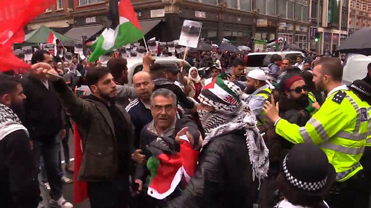 Manifestantes proisraelíes y propalestinos protestan ante la Embajada israelí en Londres (VIDEO)