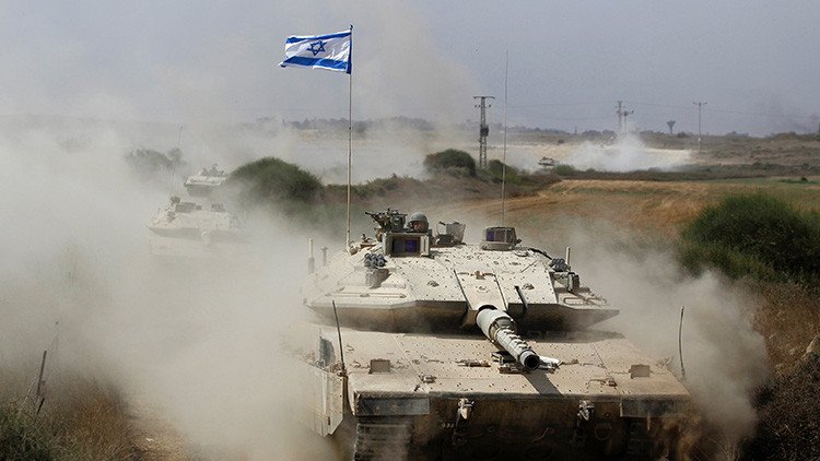 Un tanque israelí ataca un puesto de Hamás en respuesta al lanzamiento de un misil desde Gaza