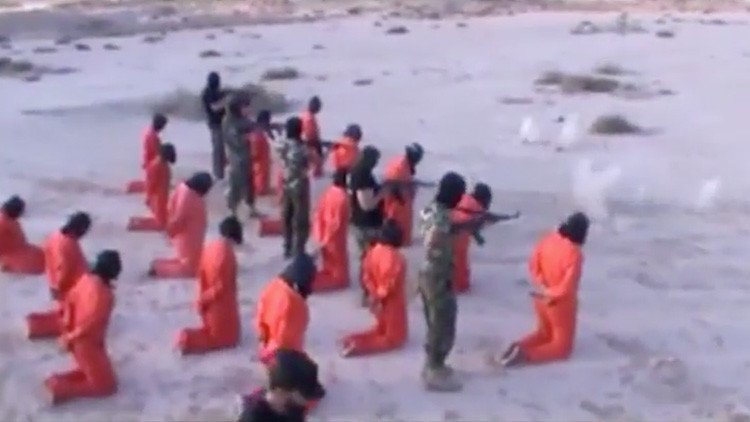 FUERTES IMÁGENES: Visten de naranja a 18 yihadistas del Estado Islámico y los ejecutan brutalmente
