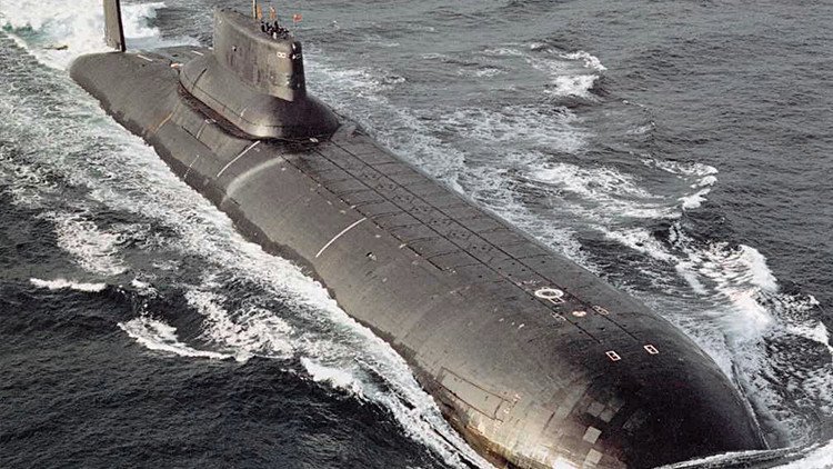 VIDEO: El submarino atómico ruso más grande del mundo junto al que los veleros "parecen de juguete"