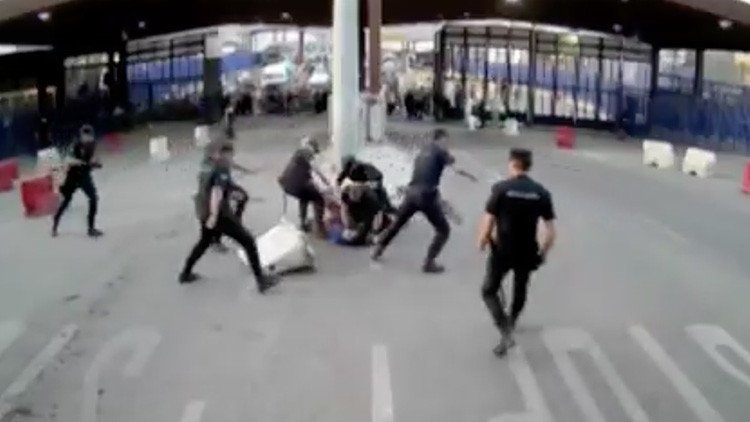 VIDEO: Momento exacto del ataque con cuchillo a unos policías españoles en Melilla