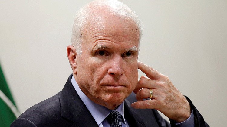 El senador John McCain carga contra la idea de Trump de excluir a los transgéneros del Ejército