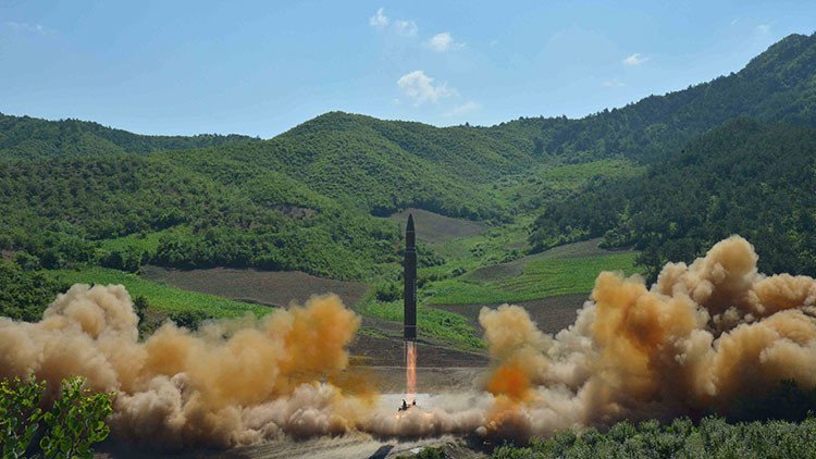 Corea del Norte lanza un misil balístico intercontinental a aguas territoriales de Japón