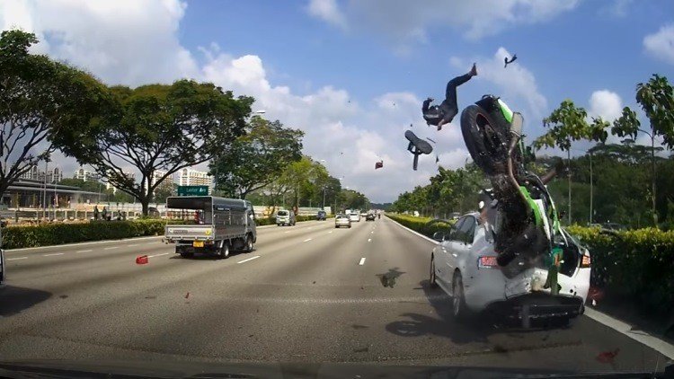 FUERTES IMÁGENES: Dos motoristas salen despedidos en un aparatoso accidente 