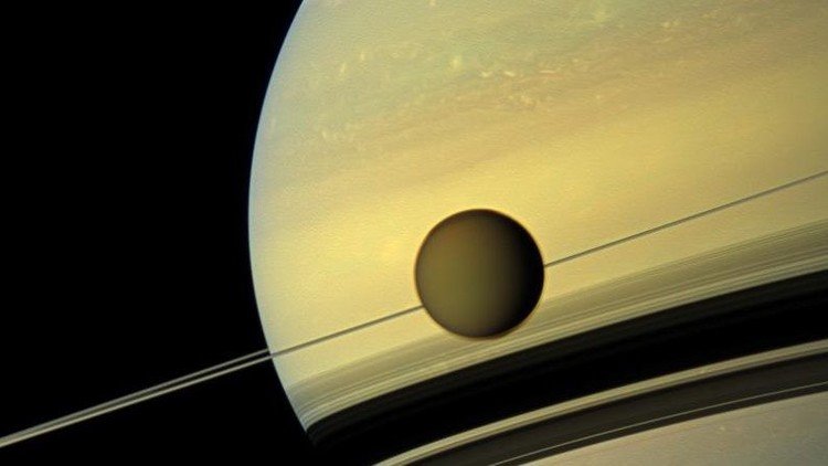 La NASA detecta en un satélite de Saturno moléculas necesarias para la vida (VIDEO)