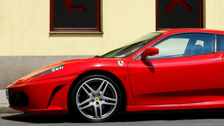 FOTOS: Compra un Ferrari y lo convierte en cenizas en una hora