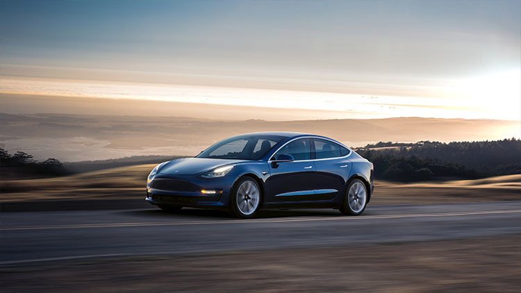 Sale al mercado el Tesla Model 3, el vehículo eléctrico más asequible de la compañía (FOTOS)