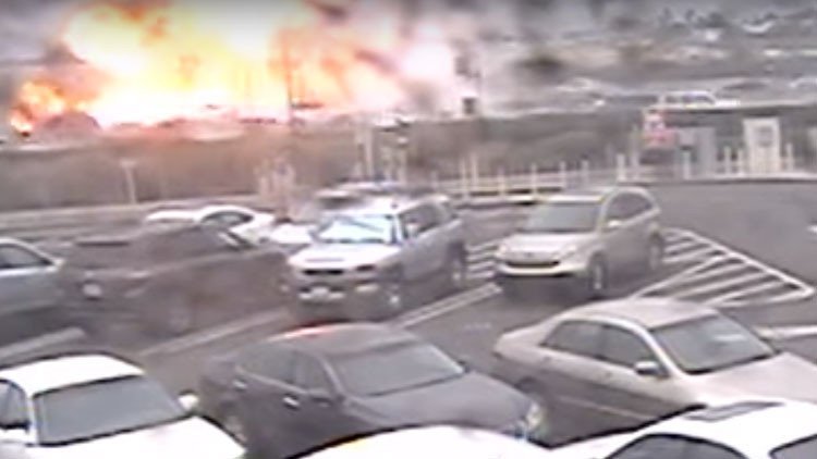 VIDEO IMPACTANTE: El momento exacto de la caída de una avioneta sobre una carretera en California