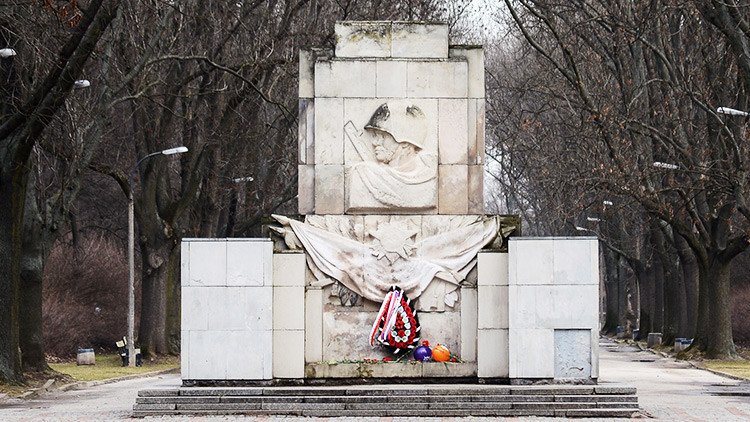  Rusia promete una respuesta asimétrica a la ley polaca contra los monumentos soviéticos