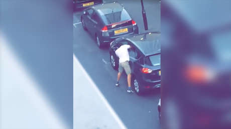 VIDEO: Asalta con un cuchillo y pasamontañas a un conductor y se da a la fuga en Londres