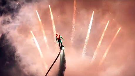 VIDEO: Acróbatas en 'flyboard' iluminan el cielo de Moscú en un imponente espectáculo nocturno