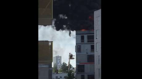 Rescate en las alturas: salvan con una grúa a un obrero atrapado por el fuego