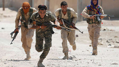 FUERTES IMÁGENES: Soldados de las fuerzas apoyadas por EE.UU. torturan a prisioneros en Siria