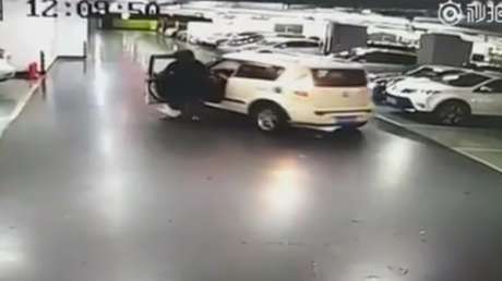 FUERTES IMÁGENES: Atropellada por su propio coche 