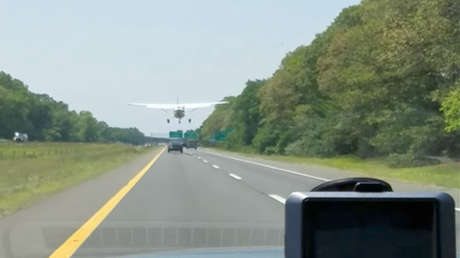 VIDEO: Un avión aterriza de emergencia en medio de una carretera 