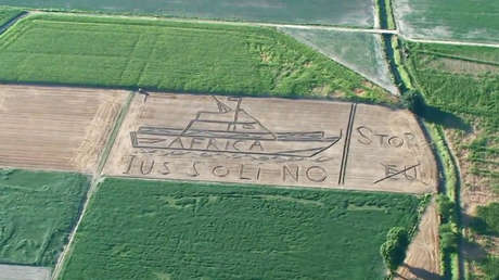 "Stop, EU": un gigante mensaje antiinmigrante aparece en un campo italiano (VIDEO)