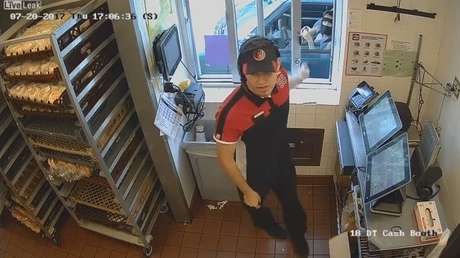 Ataca con un cuchillo una ventanilla para coches de McDonald’s sin salir de su auto