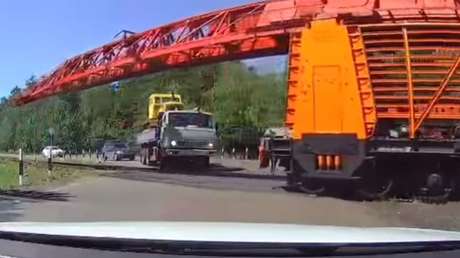 Esto le pasó por no esperar 5 segundos en un cruce ferroviario