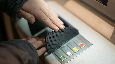 España: Una empleada de banco vive a todo lujo tras robarle 1,5 millones de dólares a un cliente