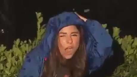 Una reportera turca sufre en vivo la golpiza de una granizada