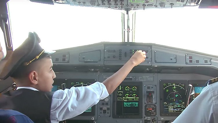 Los pilotos de un vuelo en Argelia ceden el mando del avión a un niño